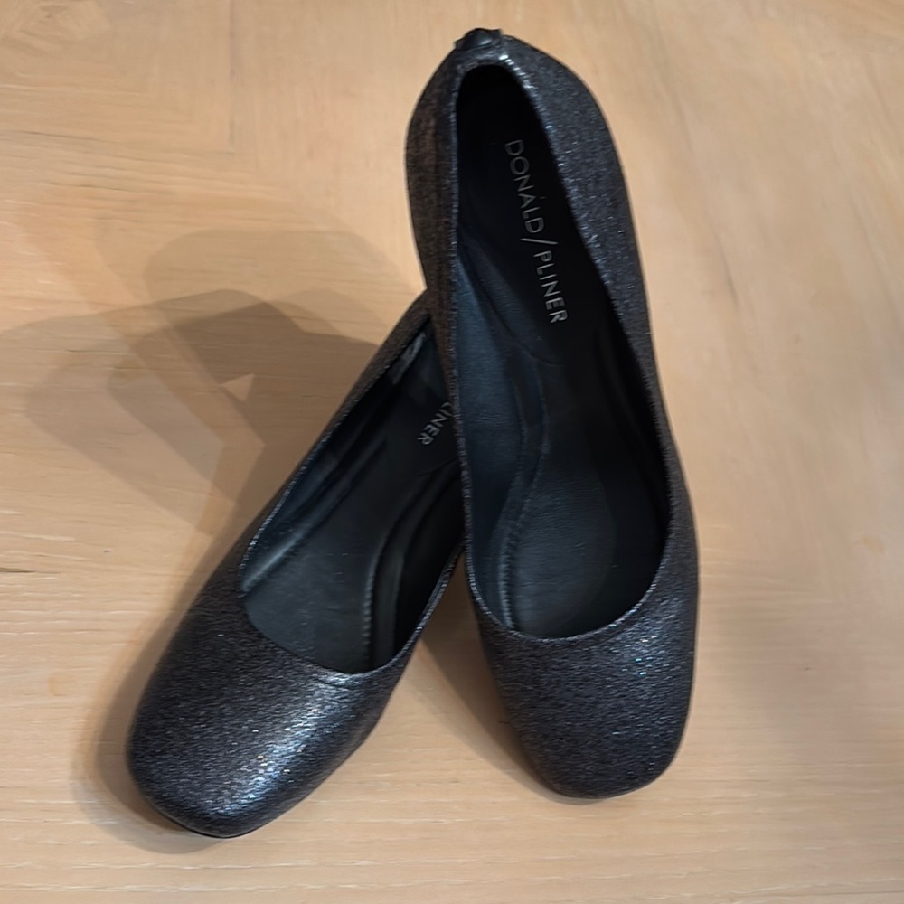 Donald J. Pliner Black Metallic Corin Round Toe Pump - Size 7.5